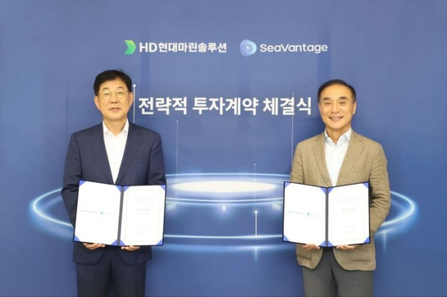 HD Hyundai Marine Solution CEO Lee Ki-dong and SeaVantage CEO Song Hyung-jin pose for photos at a recent signing ceremony held at the startup's office in southern Seoul. (HD Hyundai Marine Solution)