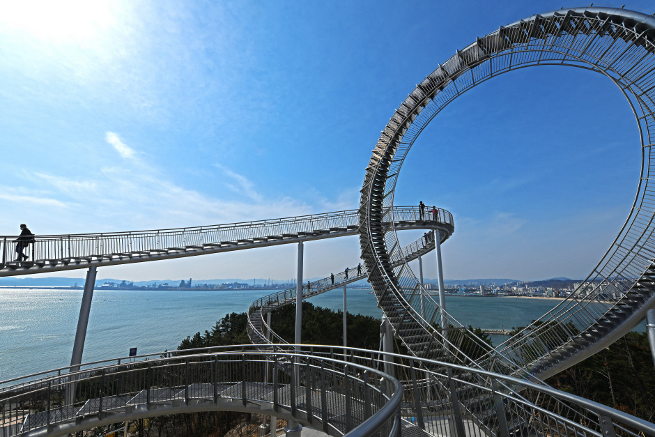 Space Walk at Pohang Museum of Steel Art in Pohang, North Gyeongsang Province (Korea Tourism Organization)